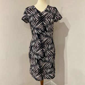 Old Navy • Black and Grey Tropical V Neck T Shirt Bodycon Dress